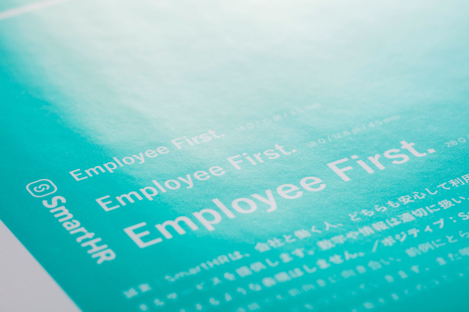 ③コート紙（グロスPP加工）の画像。①より大幅に光沢感があり平滑で発色感がある